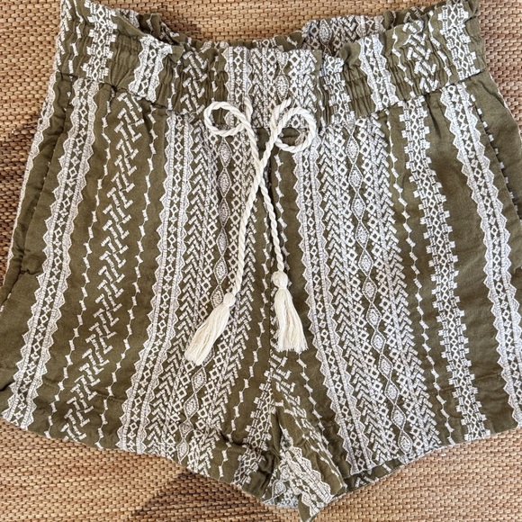 House of Harlow 1960 Olive Embroidered Shorts Size Small - Picture 2 of 4